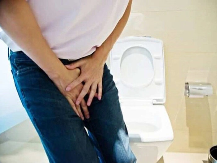 Nam giới đi tiểu buốt dấu hiệu sức khoẻ không thể chủ quan