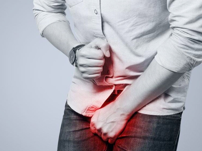 Nam giới đi tiểu buốt dấu hiệu sức khoẻ không thể chủ quan