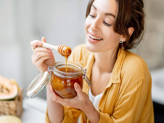 Người muốn giảm cân ăn mật ong thay cho đường có đúng không?