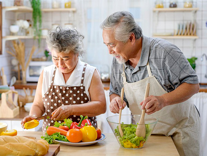 Mách bạn những cách chăm sóc sức khoẻ người cao tuổi khi trời mưa lạnh