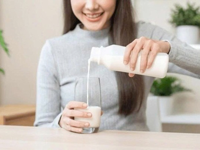 Bạn có biết những ai không nên uống sữa vào buổi sáng không?