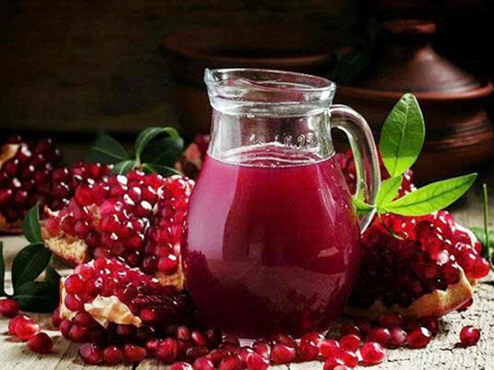 Bạn thích uống nước ép lựu hay cà chua để giúp giảm huyết áp?