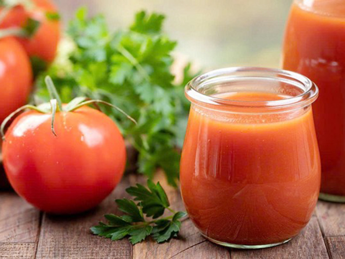 Bạn thích uống nước ép lựu hay cà chua để giúp giảm huyết áp?